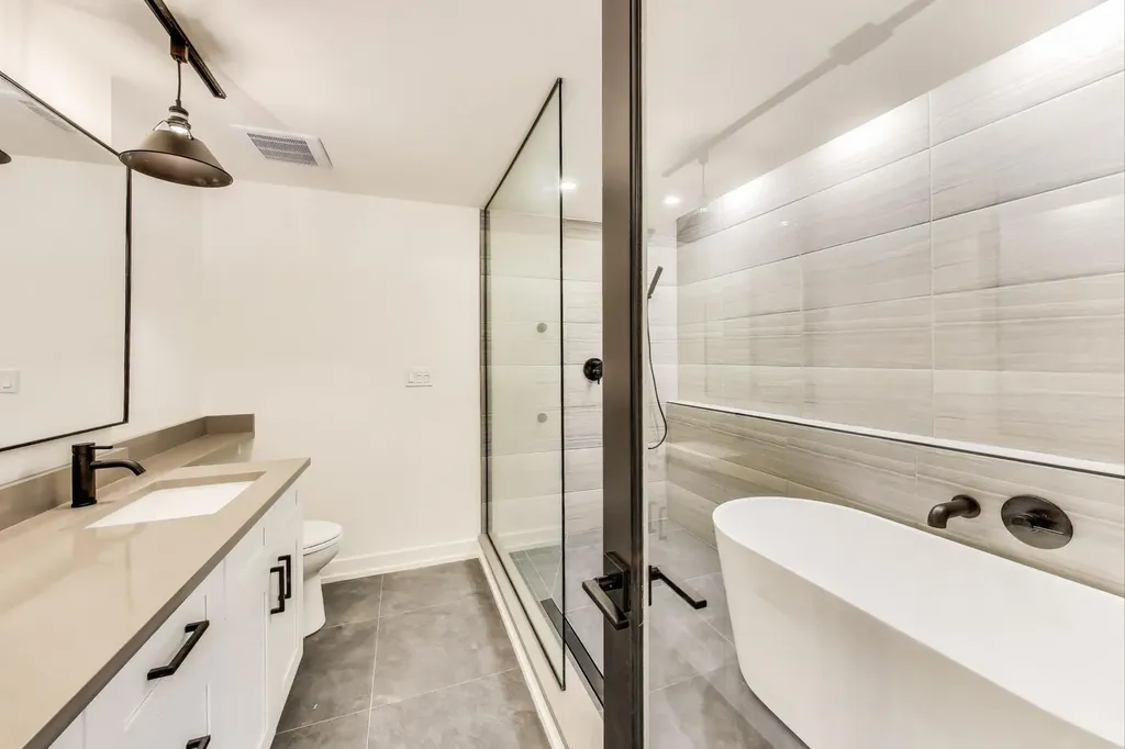 3735 South Lake Park Avenue Chicago IL 60653