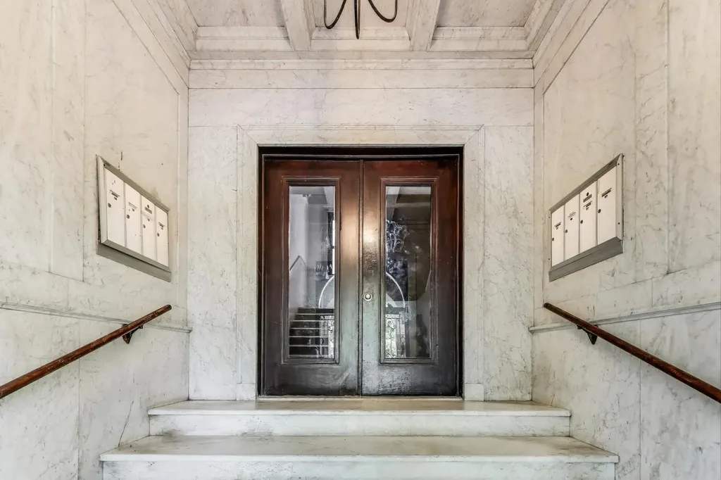 3735 South Lake Park Avenue Chicago IL 60653