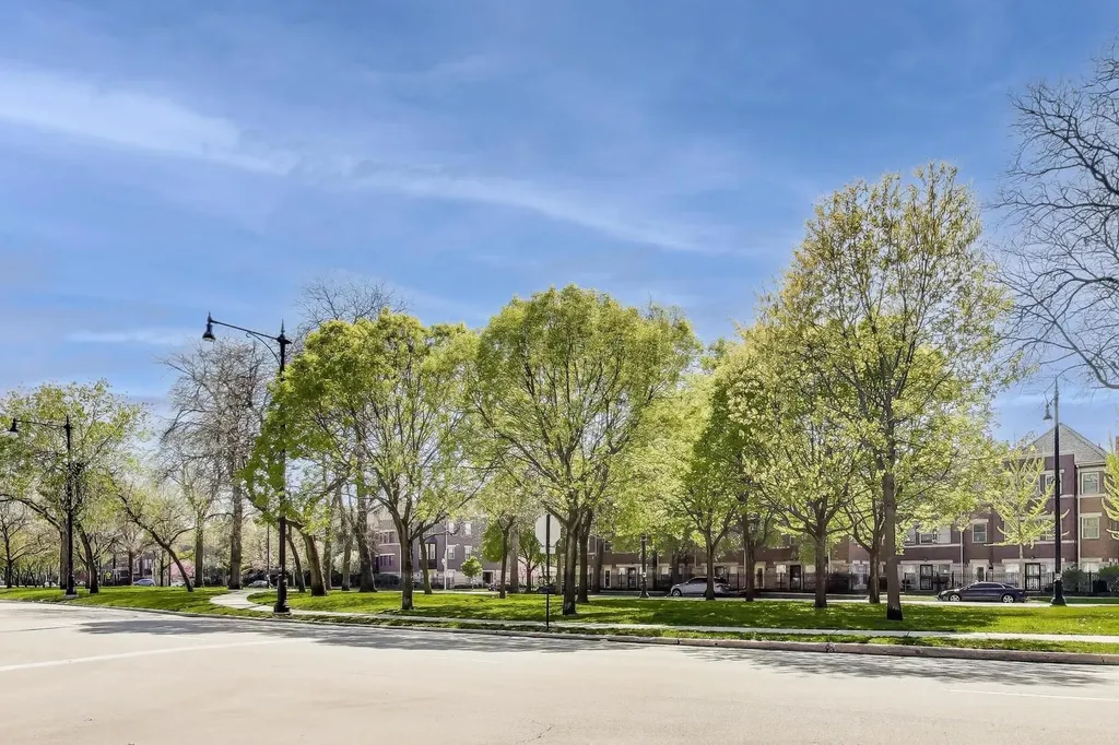 3735 South Lake Park Avenue Chicago IL 60653