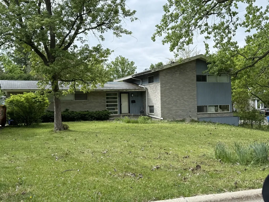 1958 Castlewood Road Highland Park IL 60035