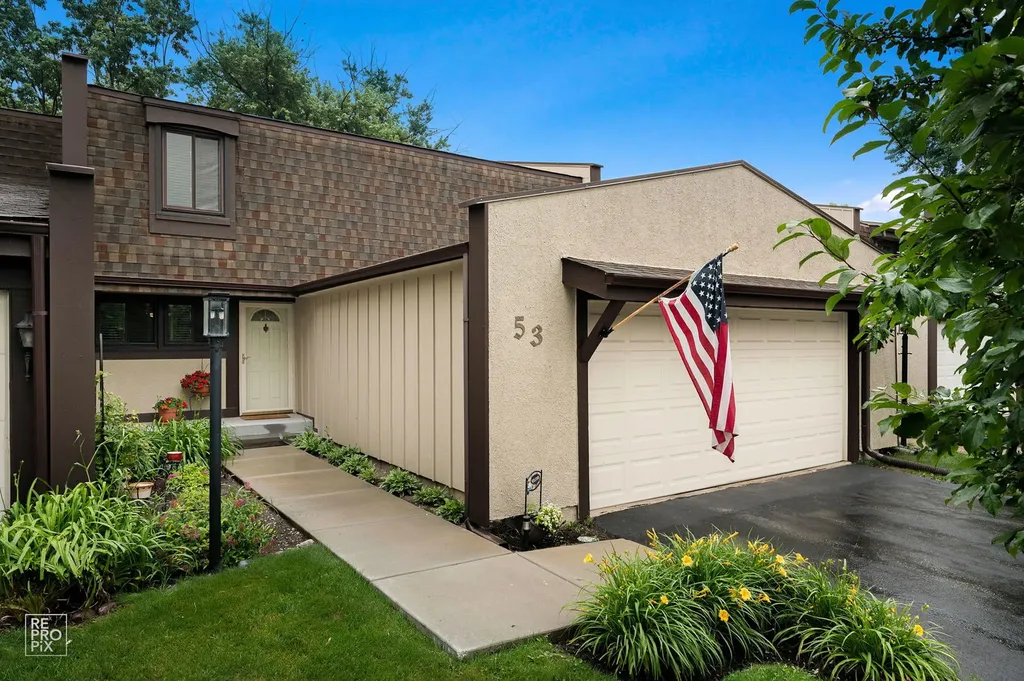 53 Briarwood Square Indian Head Park IL 60525