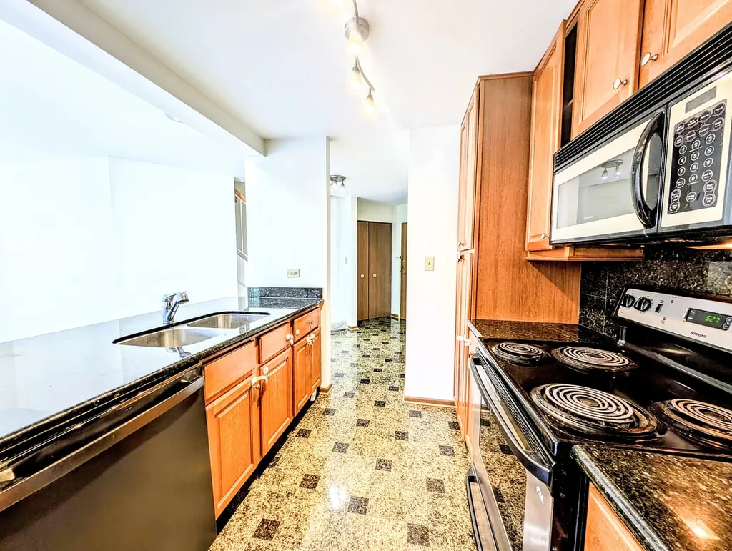 1751 Sleepy Hollow Court Schaumburg IL 60195