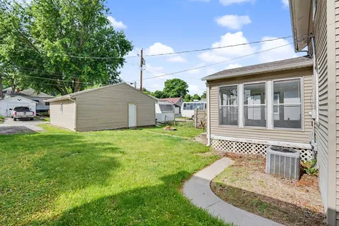 236 15TH Avenue East Moline IL 61244