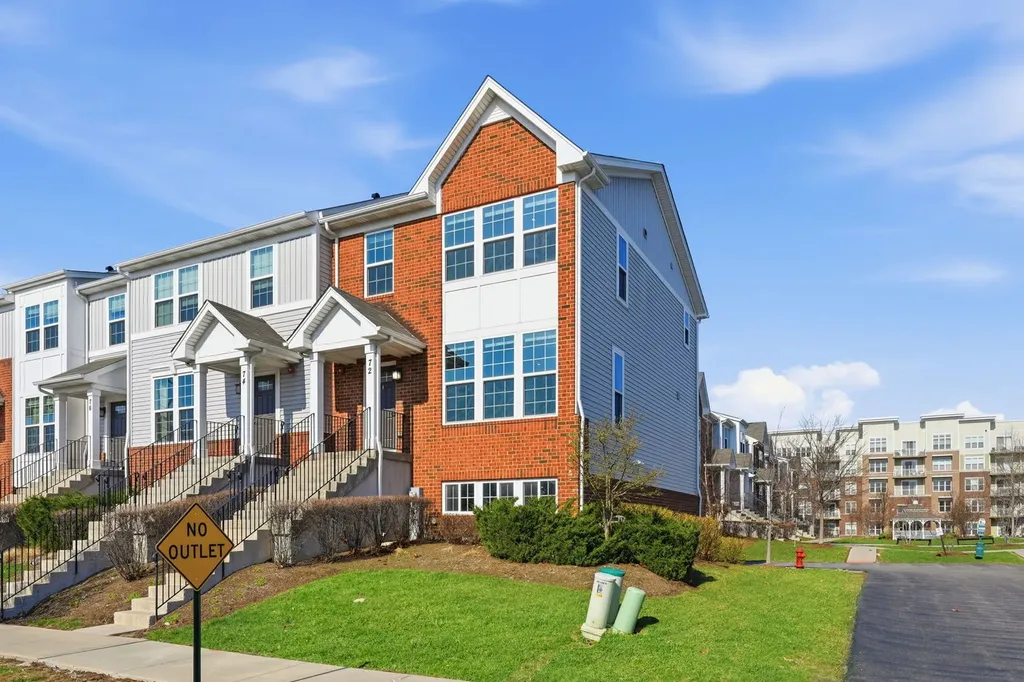 72 Nicholas Drive E Des Plaines IL 60016
