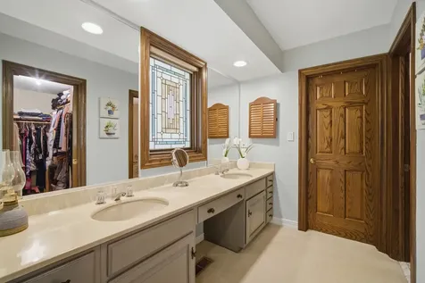 206 Surrey Lane Lincolnshire IL 60045