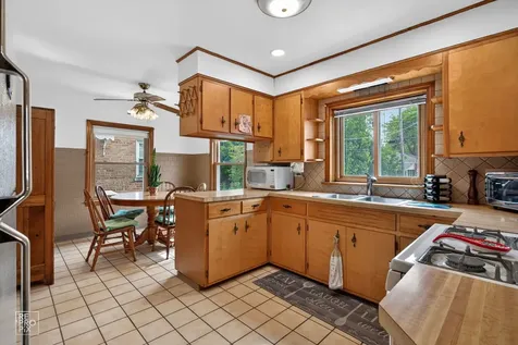 10016 South Clifton Park Avenue Evergreen Park IL 60805
