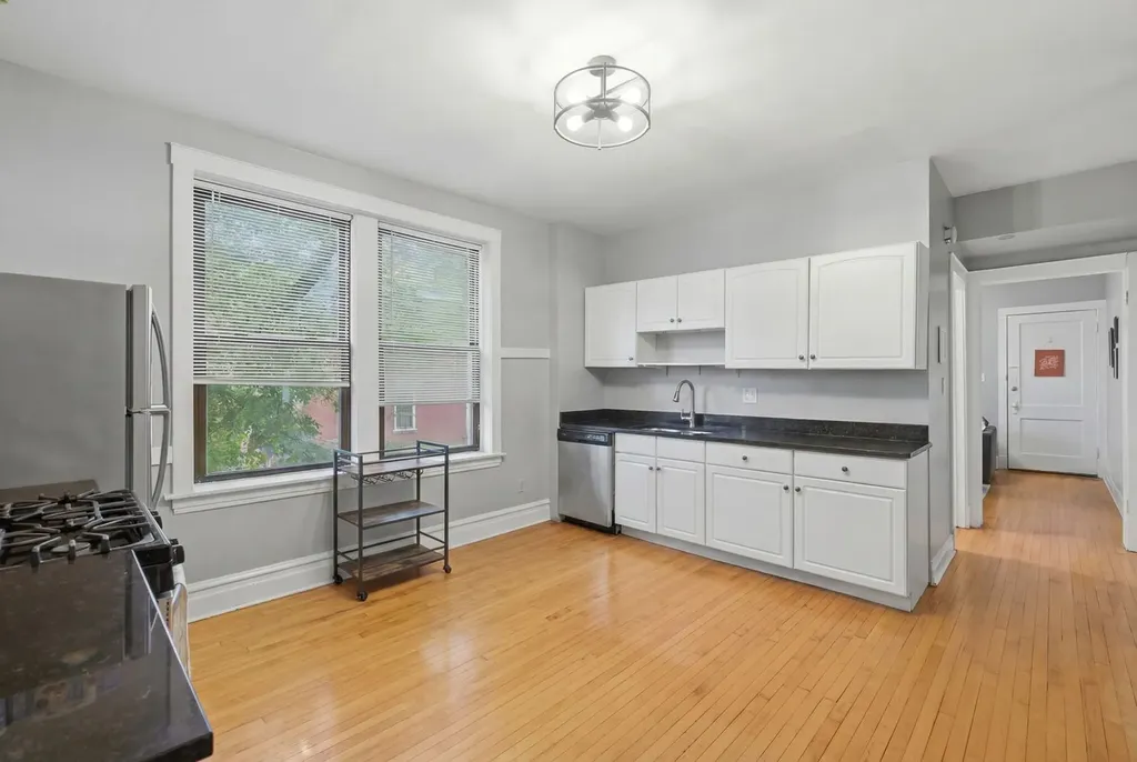 1900 West Oakdale Avenue Chicago IL 60657