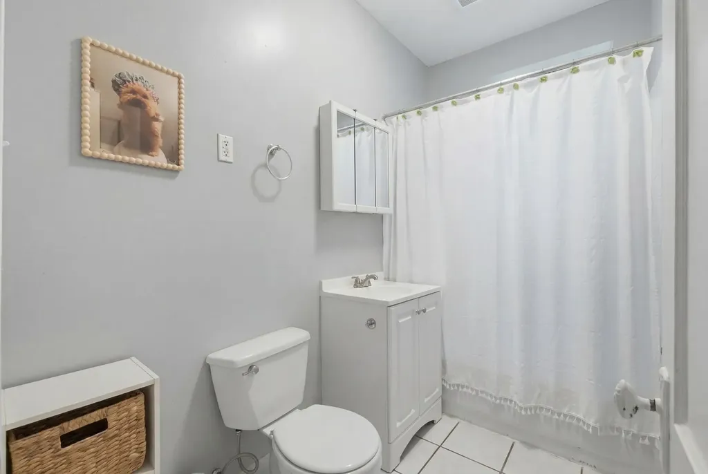 1900 West Oakdale Avenue Chicago IL 60657