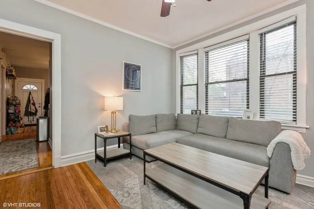 1900 West Oakdale Avenue Chicago IL 60657