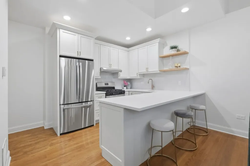 1900 West Oakdale Avenue Chicago IL 60657