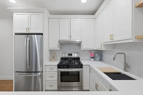 1900 West Oakdale Avenue Chicago IL 60657