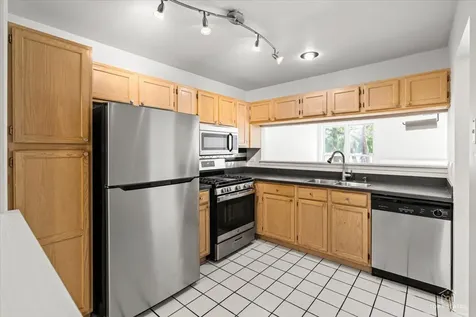1242 Shawford Way Elgin IL 60120