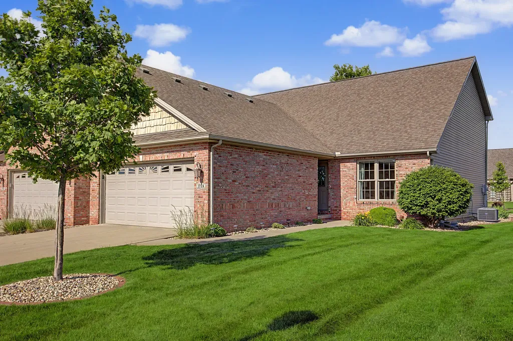 1724 Dunraven Road Bloomington IL 61704