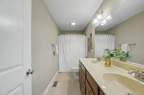 1724 Dunraven Road Bloomington IL 61704