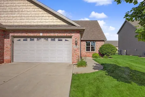 1724 Dunraven Road Bloomington IL 61704
