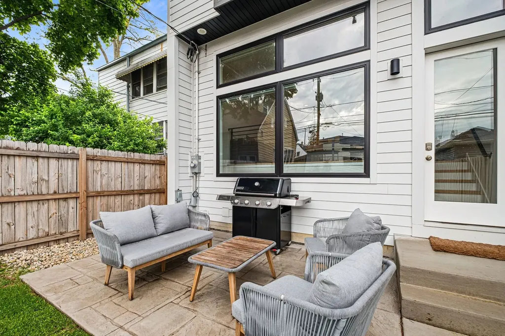 3428 North Kilbourn Avenue Chicago IL 60641