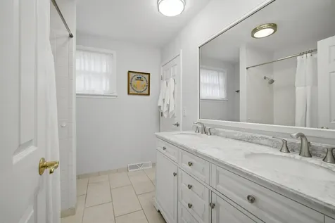 827 Liberty Bell Lane Libertyville IL 60048