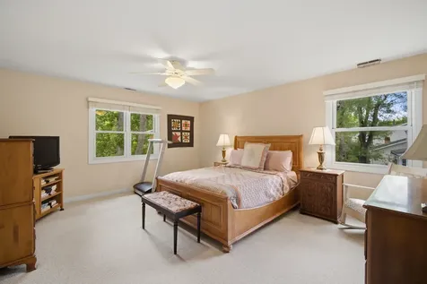 827 Liberty Bell Lane Libertyville IL 60048