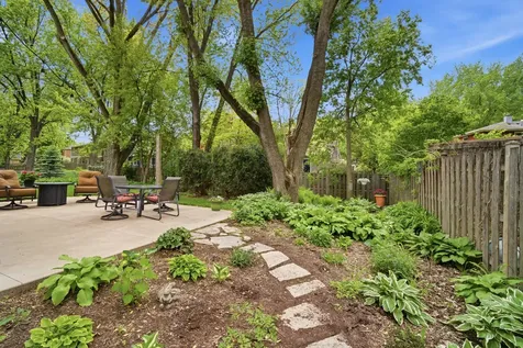 827 Liberty Bell Lane Libertyville IL 60048