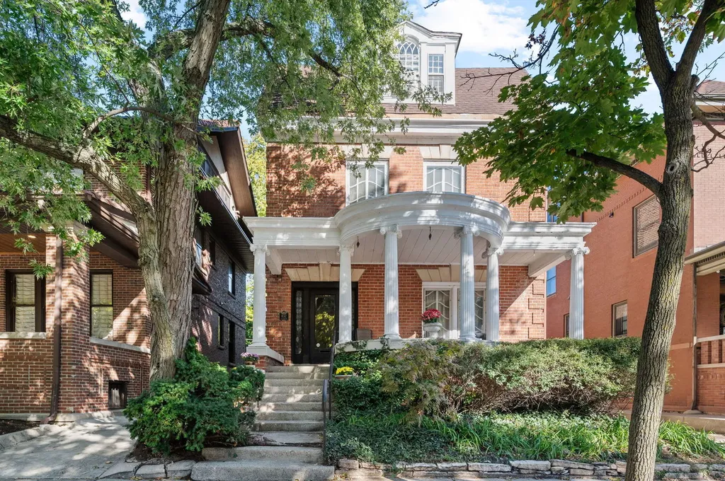832 West Junior Terrace Chicago IL 60613