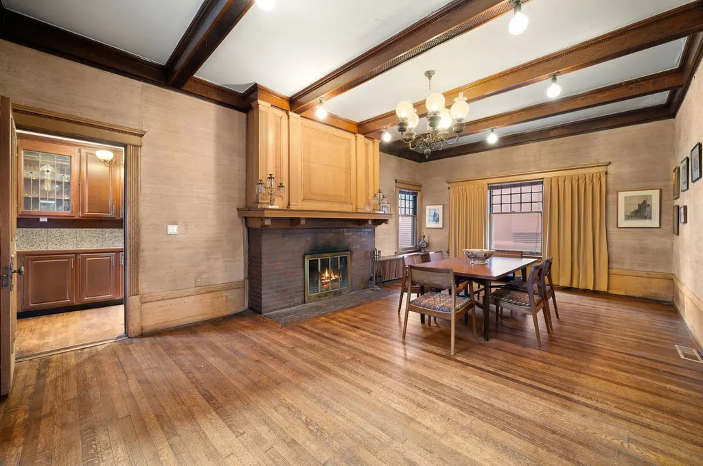 832 West Junior Terrace Chicago IL 60613