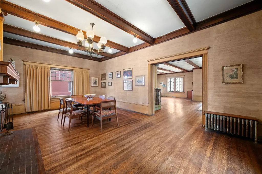 832 West Junior Terrace Chicago IL 60613
