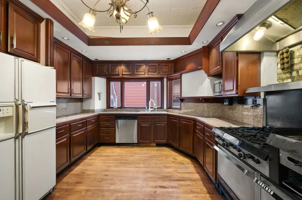 832 West Junior Terrace Chicago IL 60613