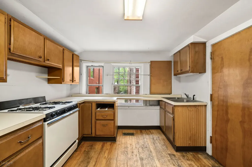 832 West Junior Terrace Chicago IL 60613