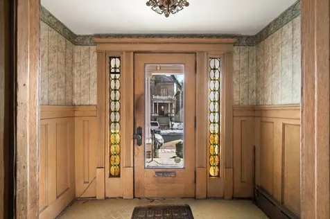 832 West Junior Terrace Chicago IL 60613