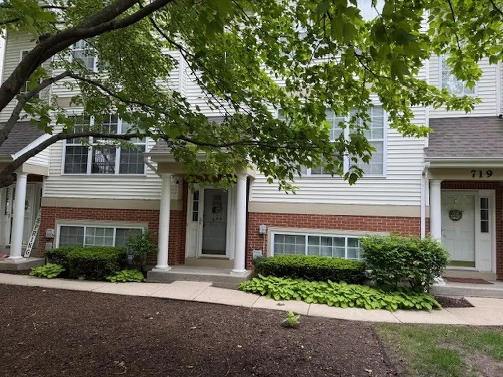 721 Pheasant Trail St. Charles IL 60174