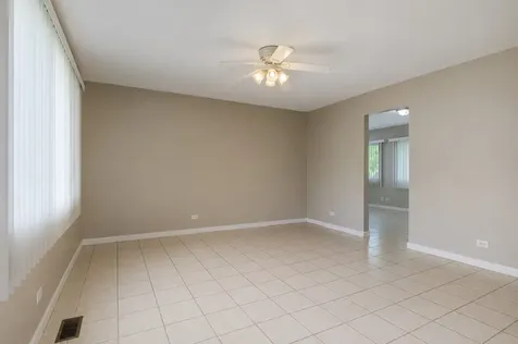 6847 Hawthorne Lane Hanover Park IL 60133
