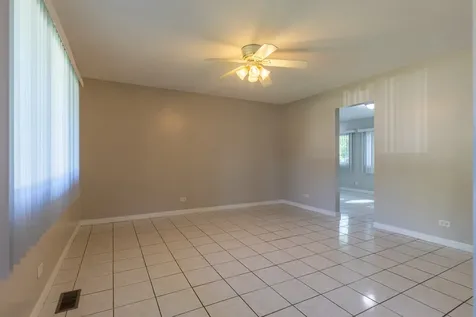 6847 Hawthorne Lane Hanover Park IL 60133