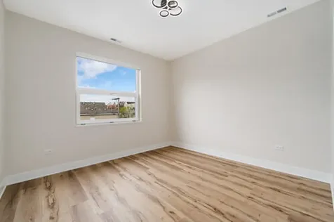 3992 South Lake Park Avenue Chicago IL 60653