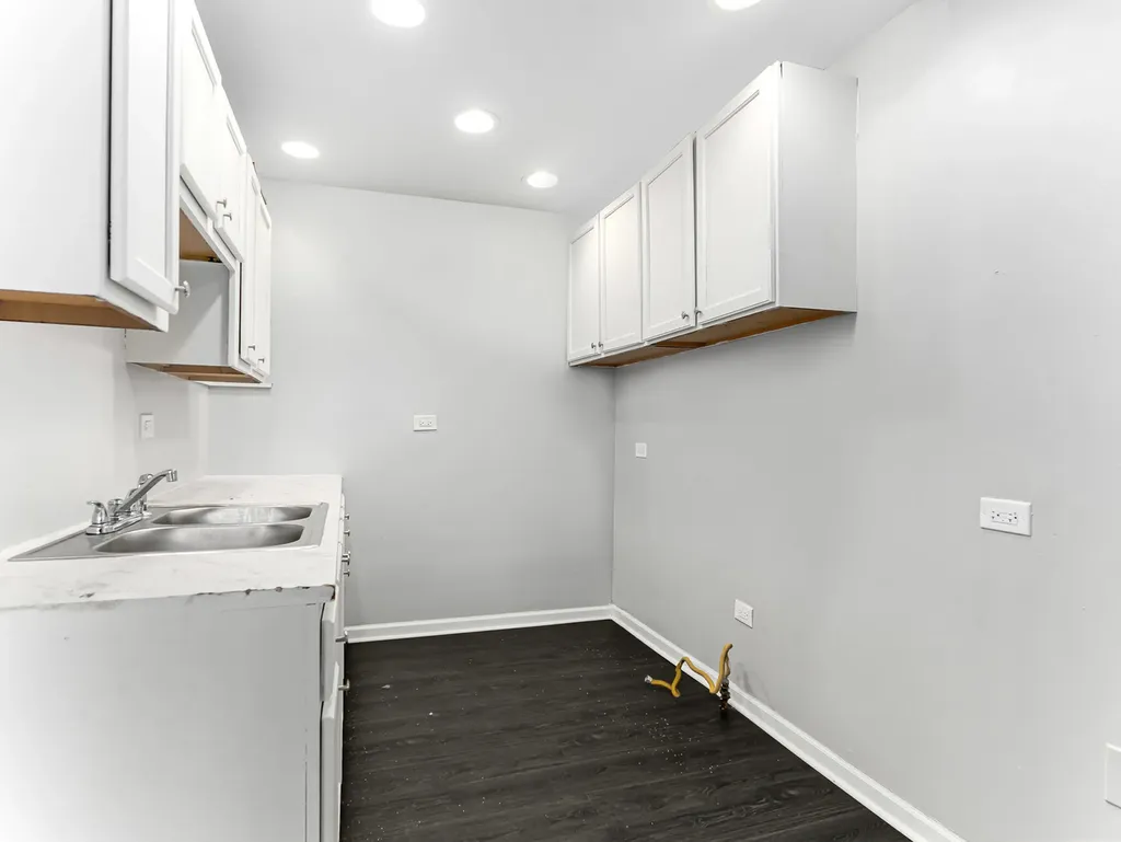 9209 South Woodlawn Avenue Chicago IL 60619