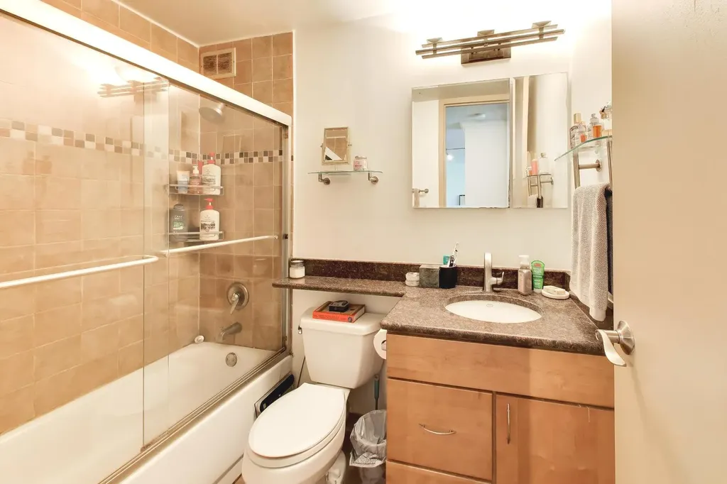 2728 North Hampden Court Chicago IL 60614
