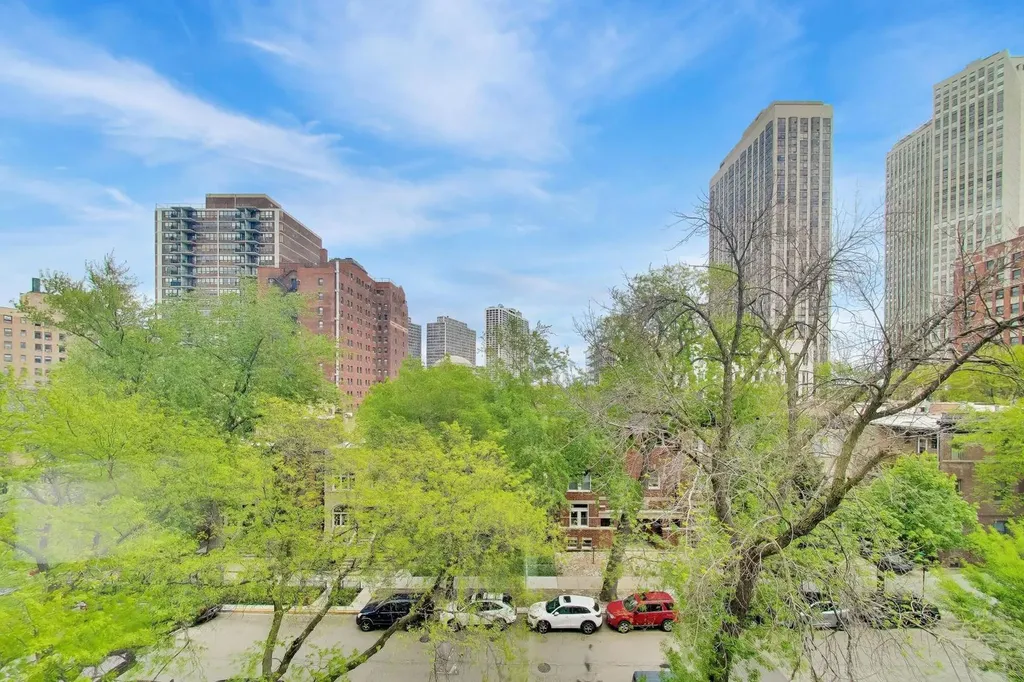 2728 North Hampden Court Chicago IL 60614