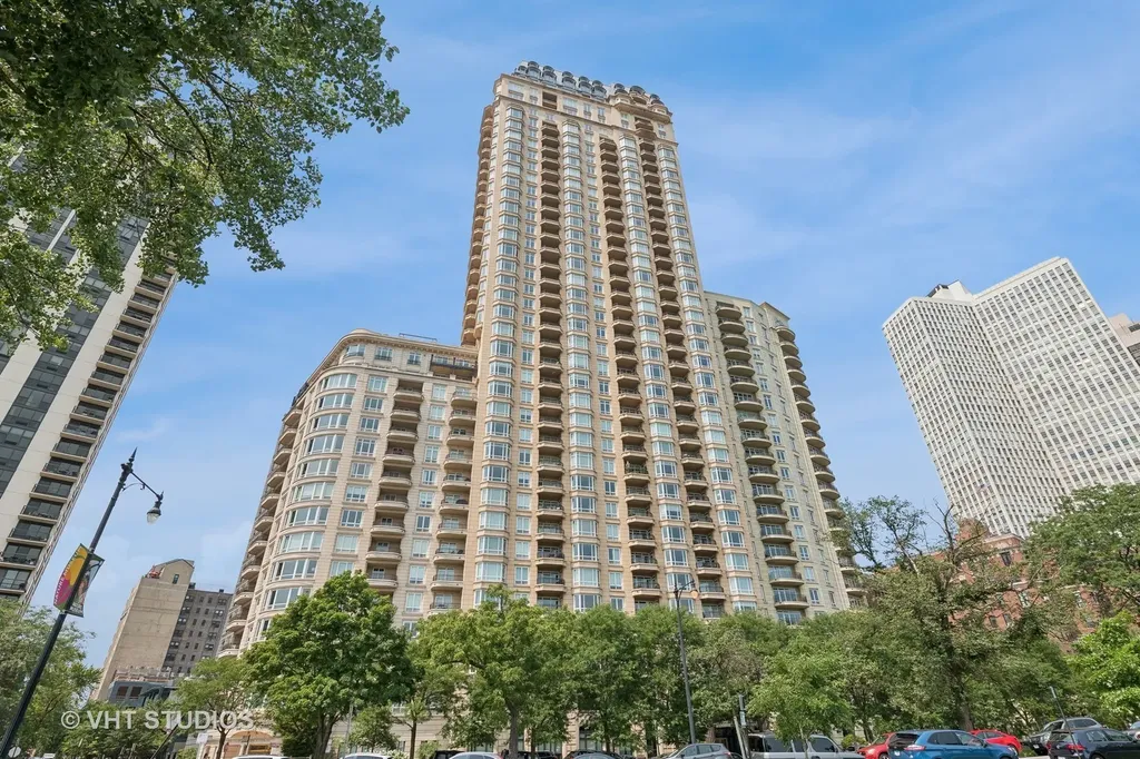 2550 North Lakeview Avenue Chicago IL 60614