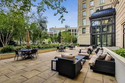 2550 North Lakeview Avenue Chicago IL 60614