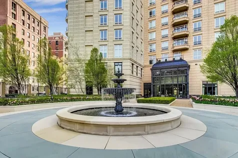 2550 North Lakeview Avenue Chicago IL 60614