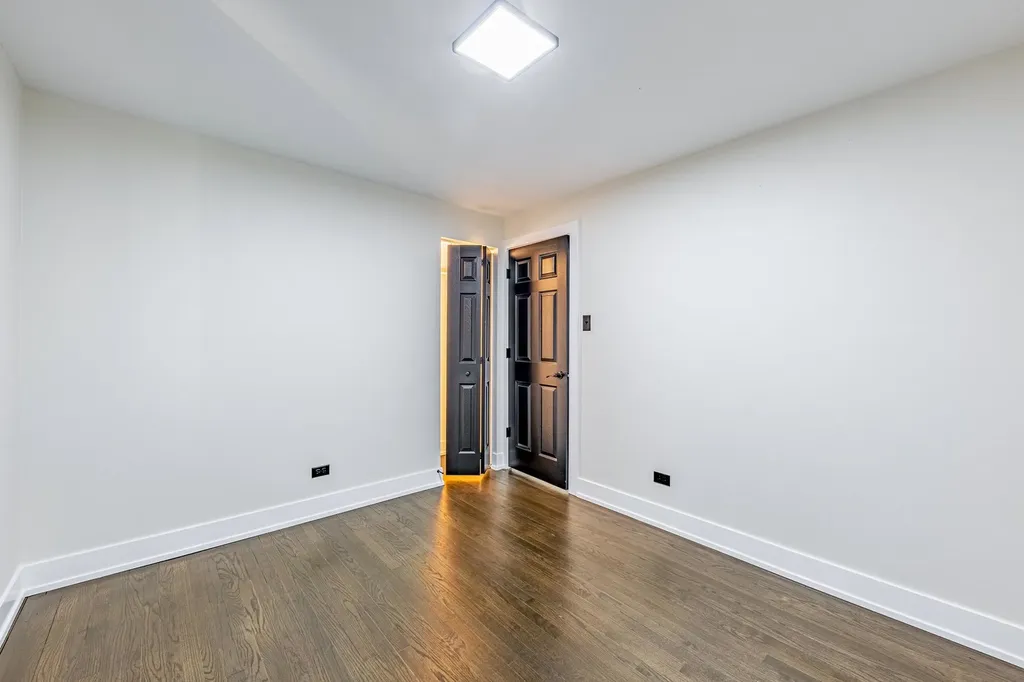8051 South Escanaba Avenue Chicago IL 60617