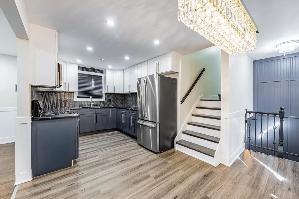 8051 South Escanaba Avenue Chicago IL 60617