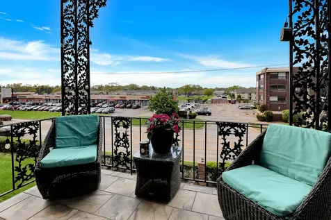 9335 Landings Lane Des Plaines IL 60016
