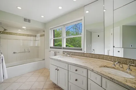 880 Hiawatha Lane Riverwoods IL 60015