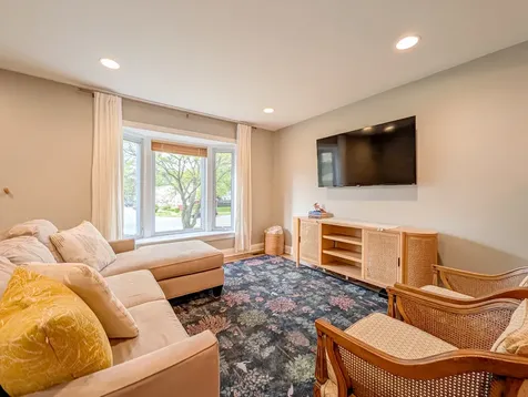 1931 Governors Lane Hoffman Estates IL 60169