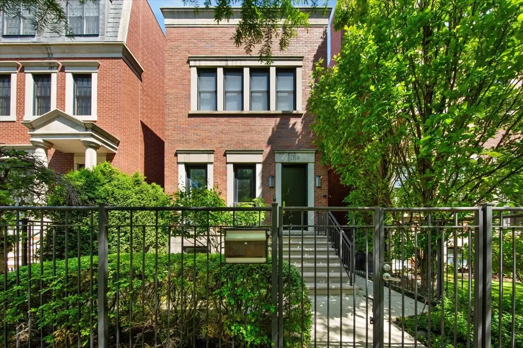 1716 West Wolfram Street Chicago IL 60657