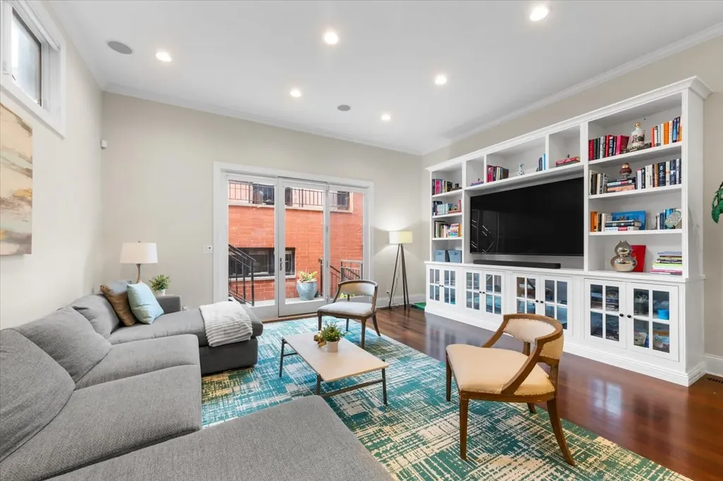 1716 West Wolfram Street Chicago IL 60657