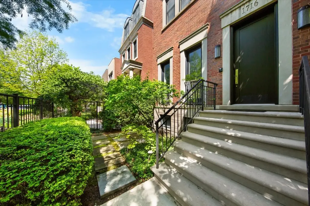 1716 West Wolfram Street Chicago IL 60657