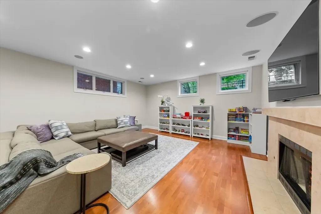 1716 West Wolfram Street Chicago IL 60657