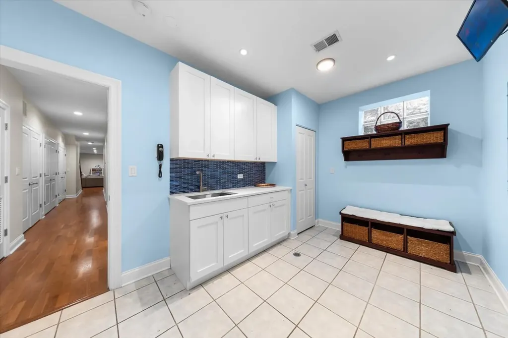 1716 West Wolfram Street Chicago IL 60657