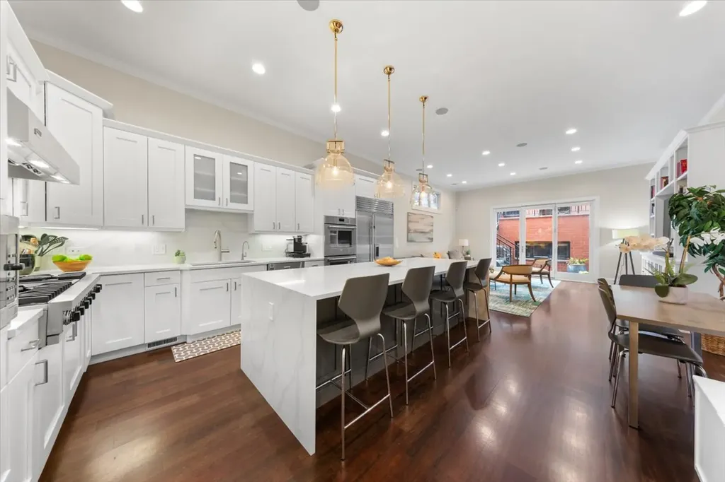 1716 West Wolfram Street Chicago IL 60657